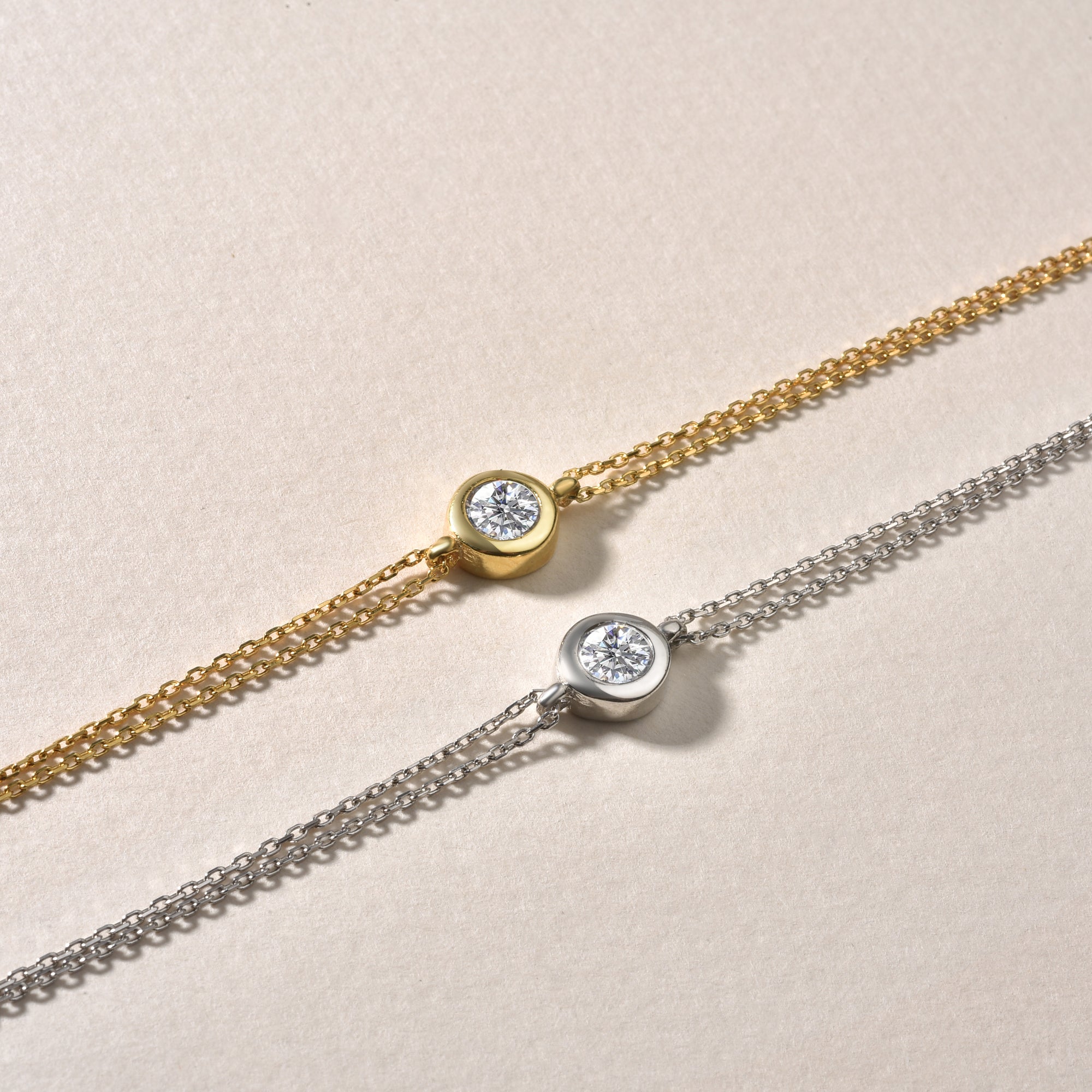 Solitaire Armband in Rose und Silber im Vergleich, minimalistischer Damen-Schmuck mit Zirkonia.