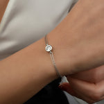 Elegantes 925 Silber Armband mit Zirkonia, verstellbar 17+3 cm, am Handgelenk getragen.