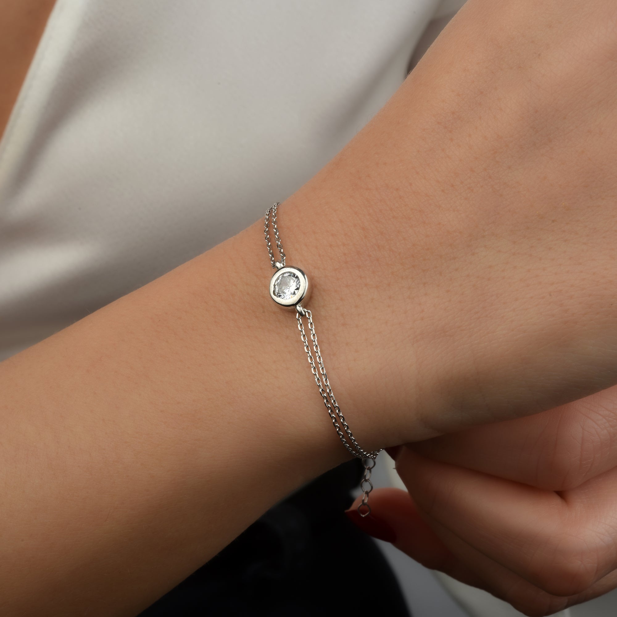 Elegantes 925 Silber Armband mit Zirkonia, verstellbar 17+3 cm, am Handgelenk getragen.