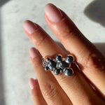 Clear Bear Anhänger Silber aus 925er Sterling Silber, liegend auf Fingern mit zart rosa Maniküre.