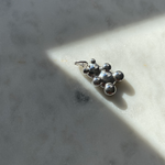 Silberner Clear Bear Anhänger aus 925er Sterling Silber, liegend im Sonnenlicht auf hellem Stein.