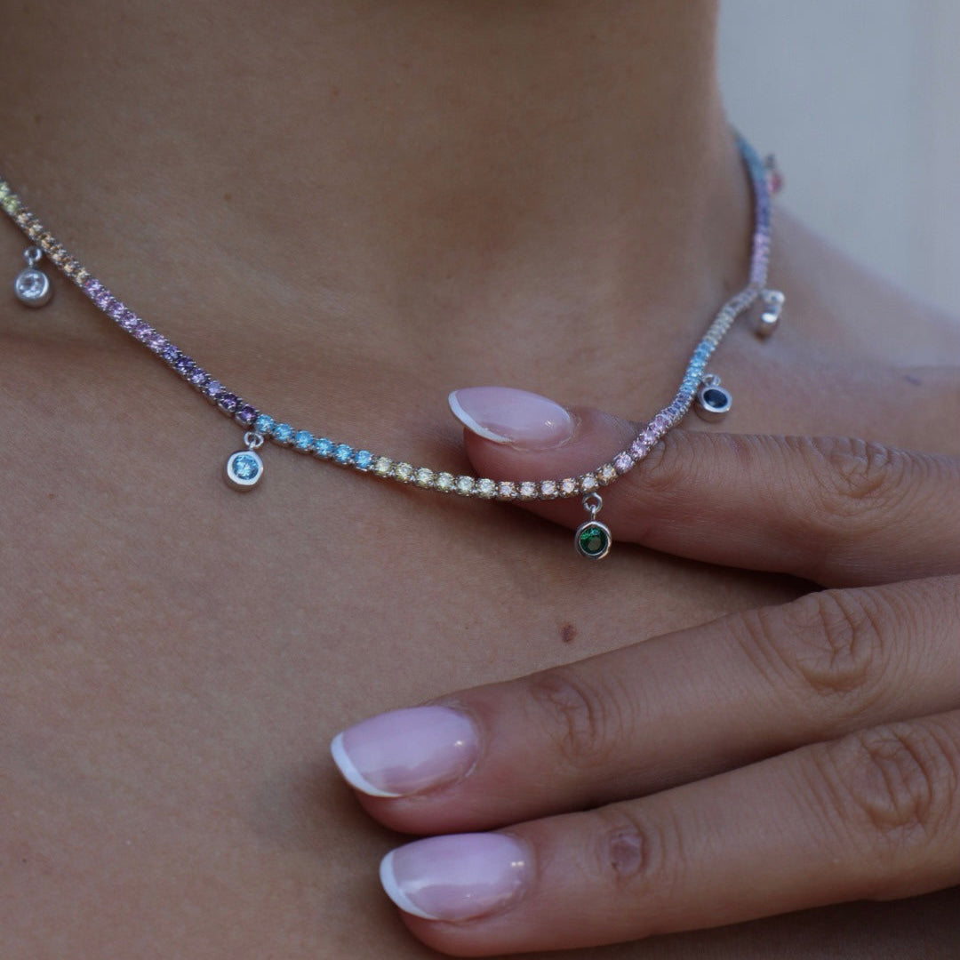 Colorful Tennis Kette Silber, 925 Sterling Silber mit bunten Zirkonia, getragen am Hals, eleganter Damenschmuck