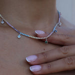 Colorful Tennis Kette Silber, 925 Sterling Silber mit bunten Zirkonia, getragen am Hals, eleganter Damenschmuck