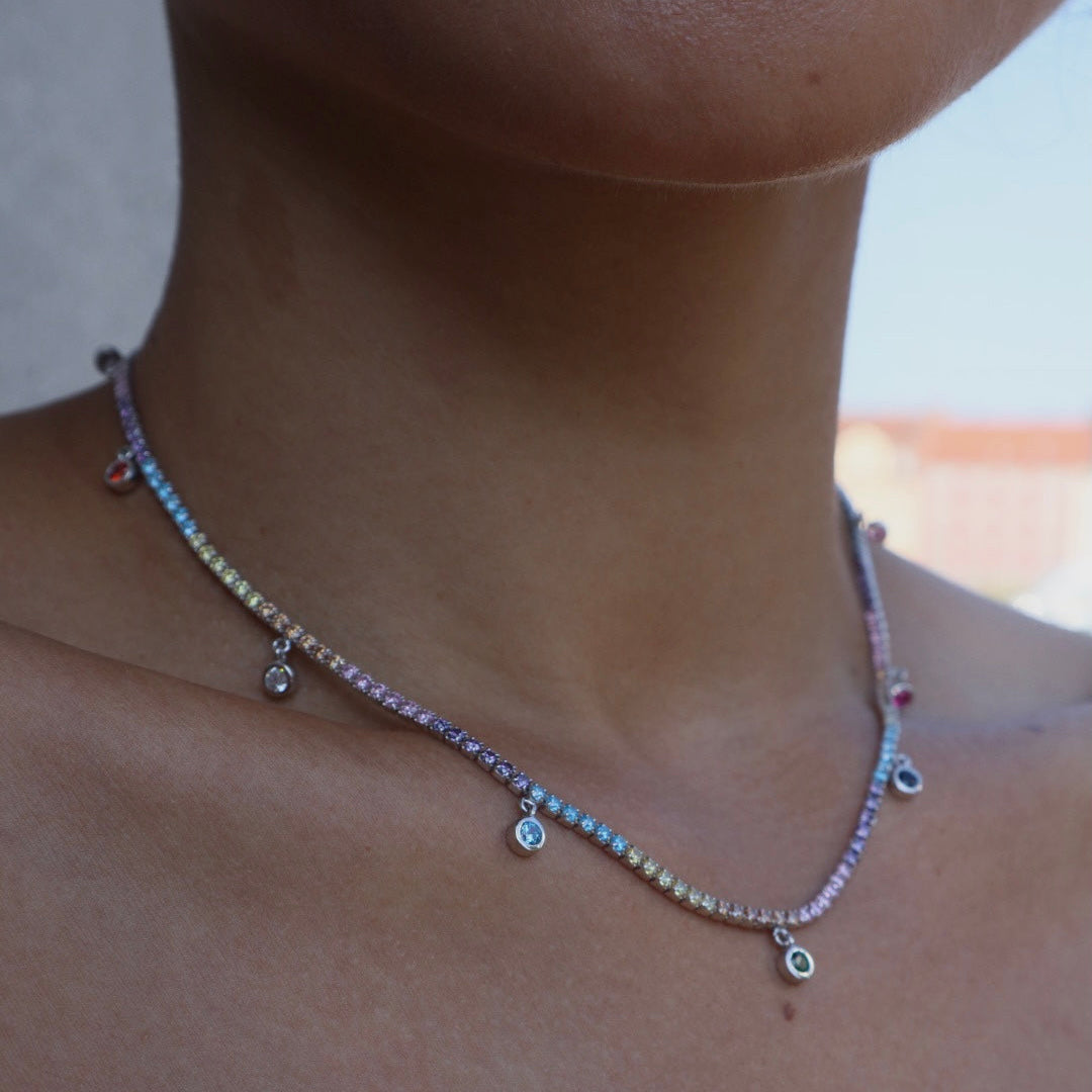 Bunte Tennis Kette aus 925 Sterling Silber mit farbigen Zirkonia, getragen am Hals, modernes Schmuckdesign
