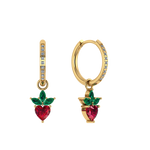 Runde Pavé-Creole mit Erdbeeren-Charm, vergoldet, detailreich funkelnd.