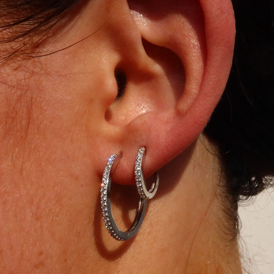 Creolen ONE Line Pavé L in Silber am Ohr getragen, funkelnde Pavé-Zirkonia, elegante Hoop-Optik.