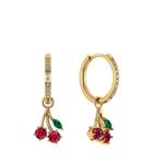 Runde, Pavé-Creole mit Kirschen-Charm, vergoldet, detailreich funkelnd.