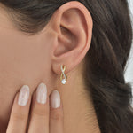 Creolen Unendlichkeit Solitaire in Gold am Ohr getragen, weiße Zirkonia mit Klappverschluss.