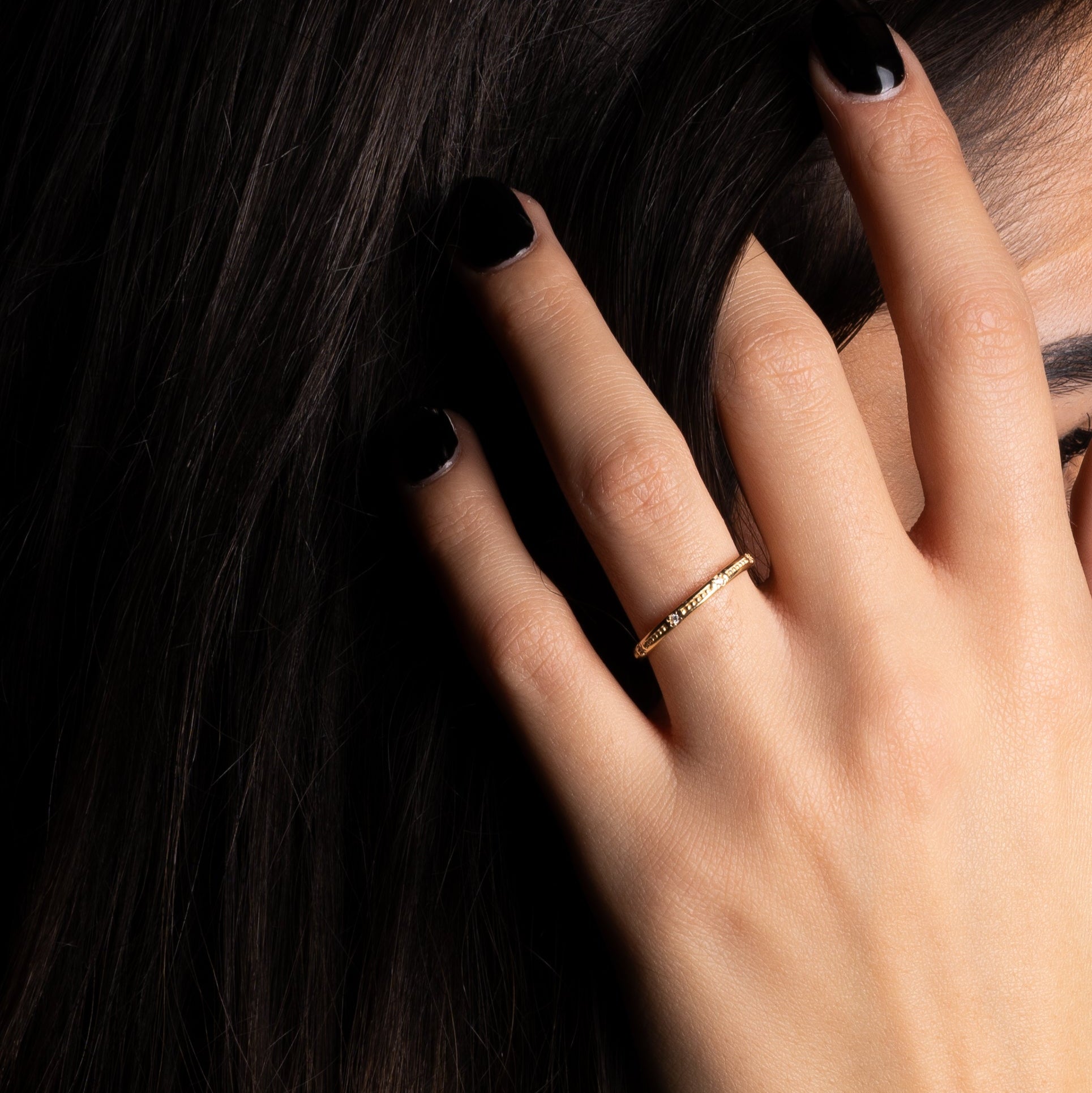 Crush Zirkonia Ring in Gold an Damenhand, zarter Alltagsschmuck mit Zirkonia.