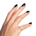 Hand trägt Diadem Ring goldfarben mit Zirkonia – zarter Damenring, minimalistisch.