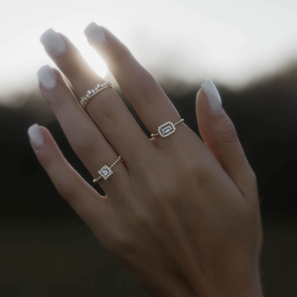 Diadem Ring als Stackring am Finger bei Sonnenlicht – eleganter Zirkonia Damenring.
