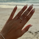 Diadem Ring am Strand getragen – wasserfester Zirkonia Ring in Gold-Optik.