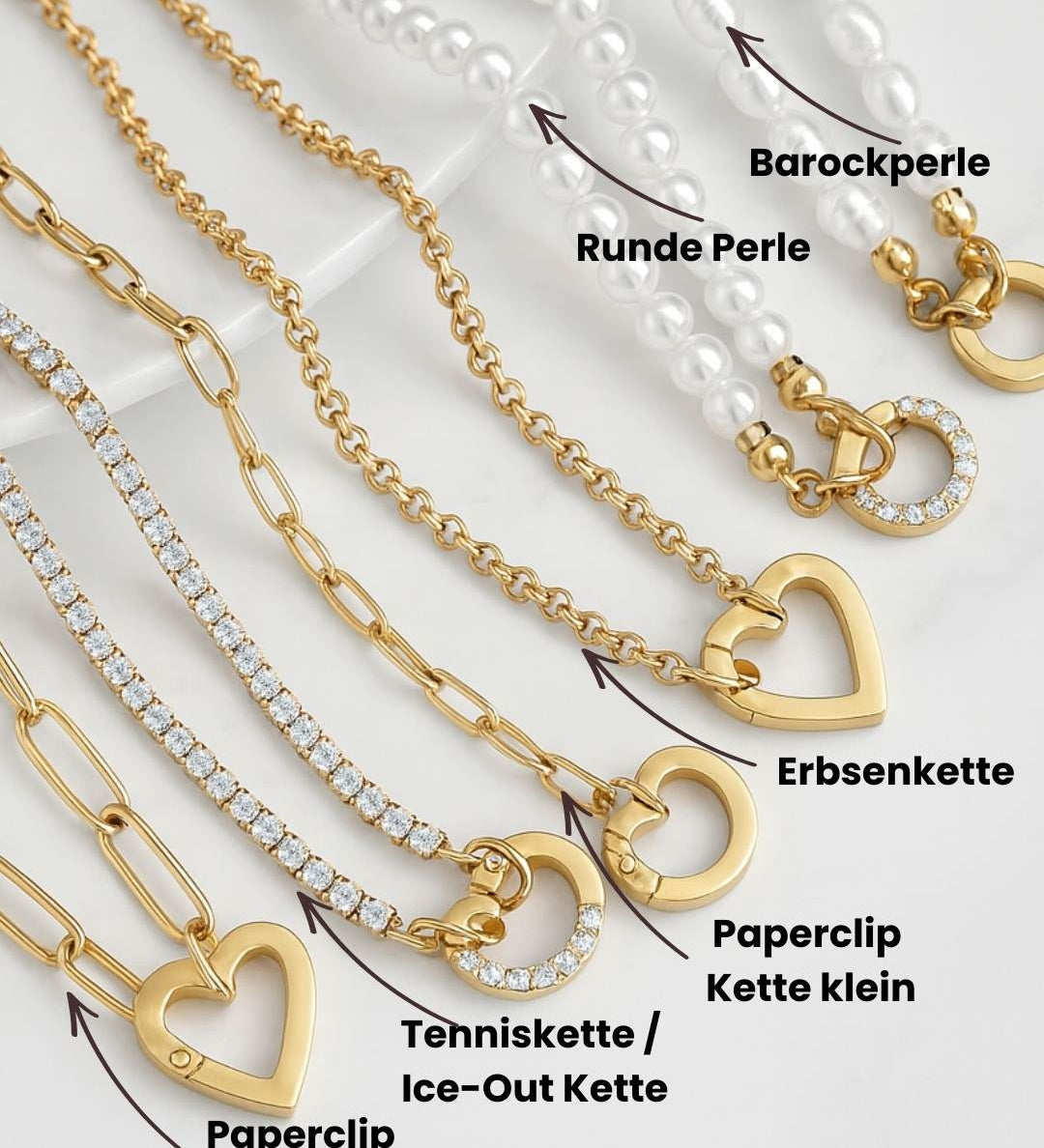 Goldene Paperclip Kette groß, Paperclip Kette klein, Tenniskette Ice-Out, Erbsenkette sowie runde Perlenkette und Barockperlenkette mit Herzanhängern auf weißem Hintergrund, hochwertiges Schmuckfoto