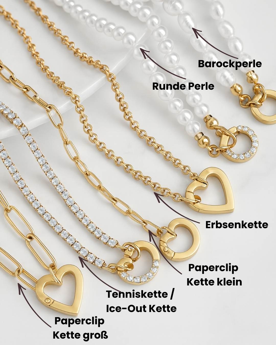 Goldene Paperclip Kette groß, Paperclip Kette klein, Tenniskette Ice-Out, Erbsenkette sowie runde Perlenkette und Barockperlenkette mit Herzanhängern auf weißem Hintergrund, hochwertiges Schmuckfoto