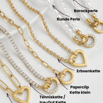 Goldene Paperclip Kette groß, Paperclip Kette klein, Tenniskette Ice-Out, Erbsenkette sowie runde Perlenkette und Barockperlenkette mit Herzanhängern auf weißem Hintergrund, hochwertiges Schmuckfoto