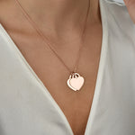 Double Heart Kette Rosé getragen am Dekolleté, filigraner Damen Schmuck.