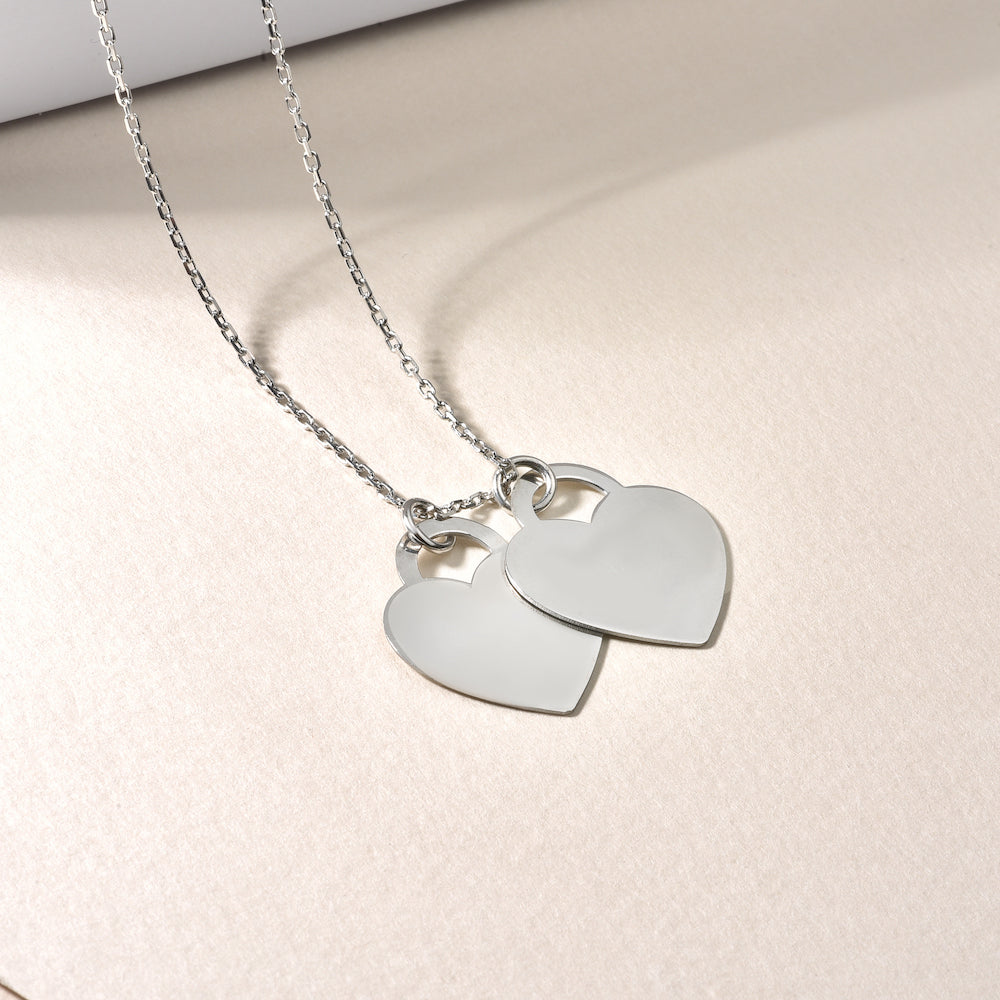 Double Heart Kette Silber auf hellem Untergrund, schlichte Herz Gravur Kette.