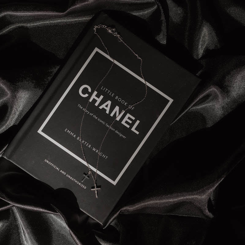 Double Kreuz Zirkonia Kette Silber auf schwarzem Satin – zwei Kreuz-Anhänger als Geschenkidee.