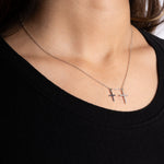 Silberne Double Kreuz Kette mit zwei Anhängern – Zirkonia-Kreuz und glattes Kreuz, seitliche Ansicht.