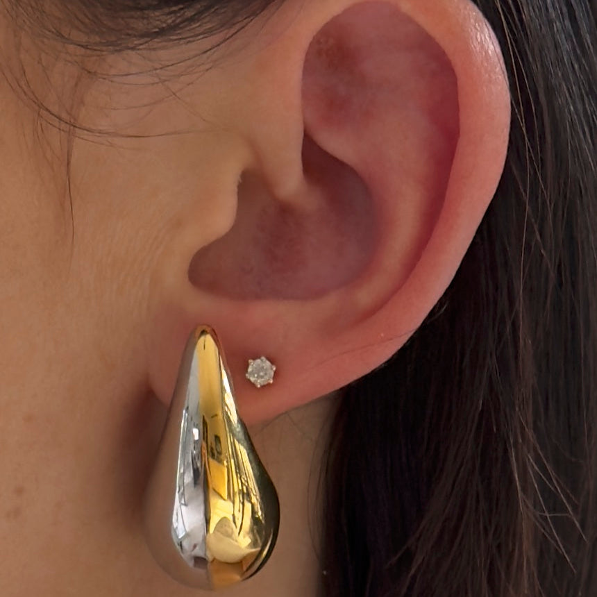 Drop Bicolor Ohrstecker am Ohr getragen, eleganter Gold-Silber-Kontrast, Größenwirkung.