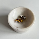 Detail der Bicolor Drop Ohrstecker im Schälchen, polierte Oberfläche, hochwertig.