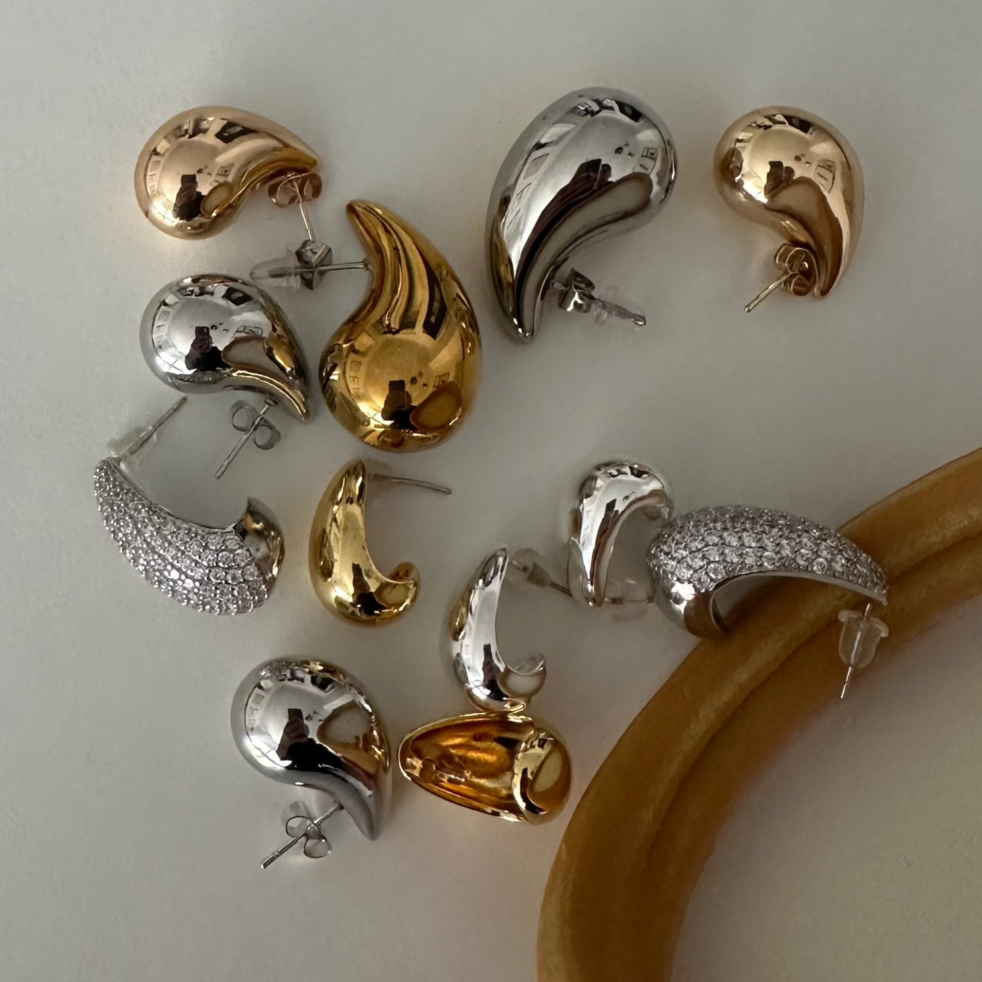 Gruppenbild verschiedener Drop Ohrstecker in Gold, Silber und Zirkonia, stilvolle Kollektion.