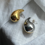 Gold- und silberfarbener Drop Ohrstecker, Rückseite mit Schmetterlingsverschluss, Nahaufnahme.