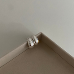 Drop Big Edelstahl Ohrstecker in Silber, glänzende Tropfenform, dekorativ auf Schmuckschachtel.