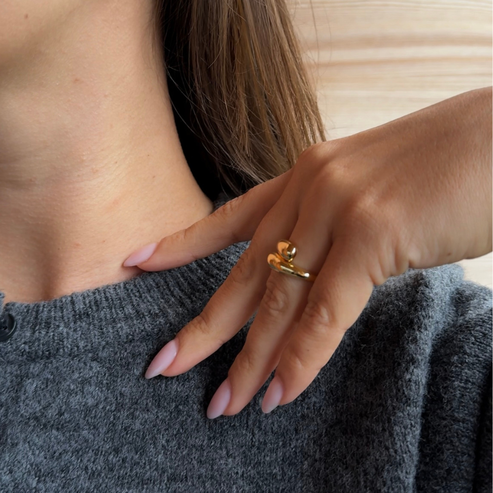 Drop Ring Gold an Frauenhand, eleganter Damenring als Everyday-Schmuck von Dkeniz.