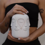 Drops Halskette mit Zirkonia Tropfen-Anhänger an Deko-Objekt drapiert, edler Schmuck-Look.