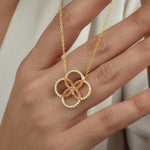 Flora Halskette Gold für Damen – eleganter Schmuck mit floraler Form