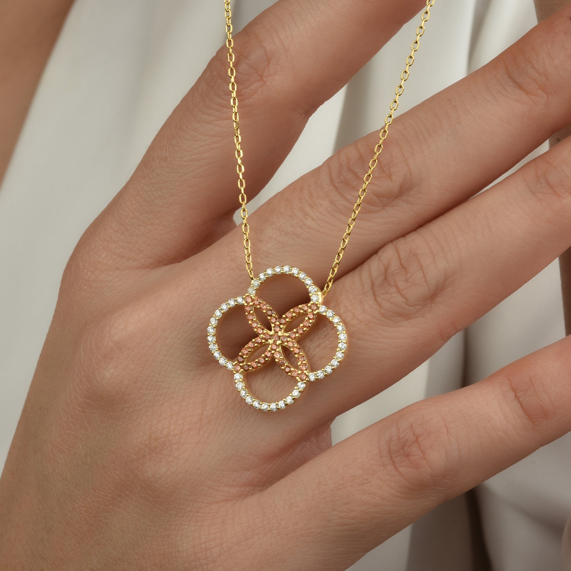 Flora Halskette Gold für Damen – eleganter Schmuck mit floraler Form