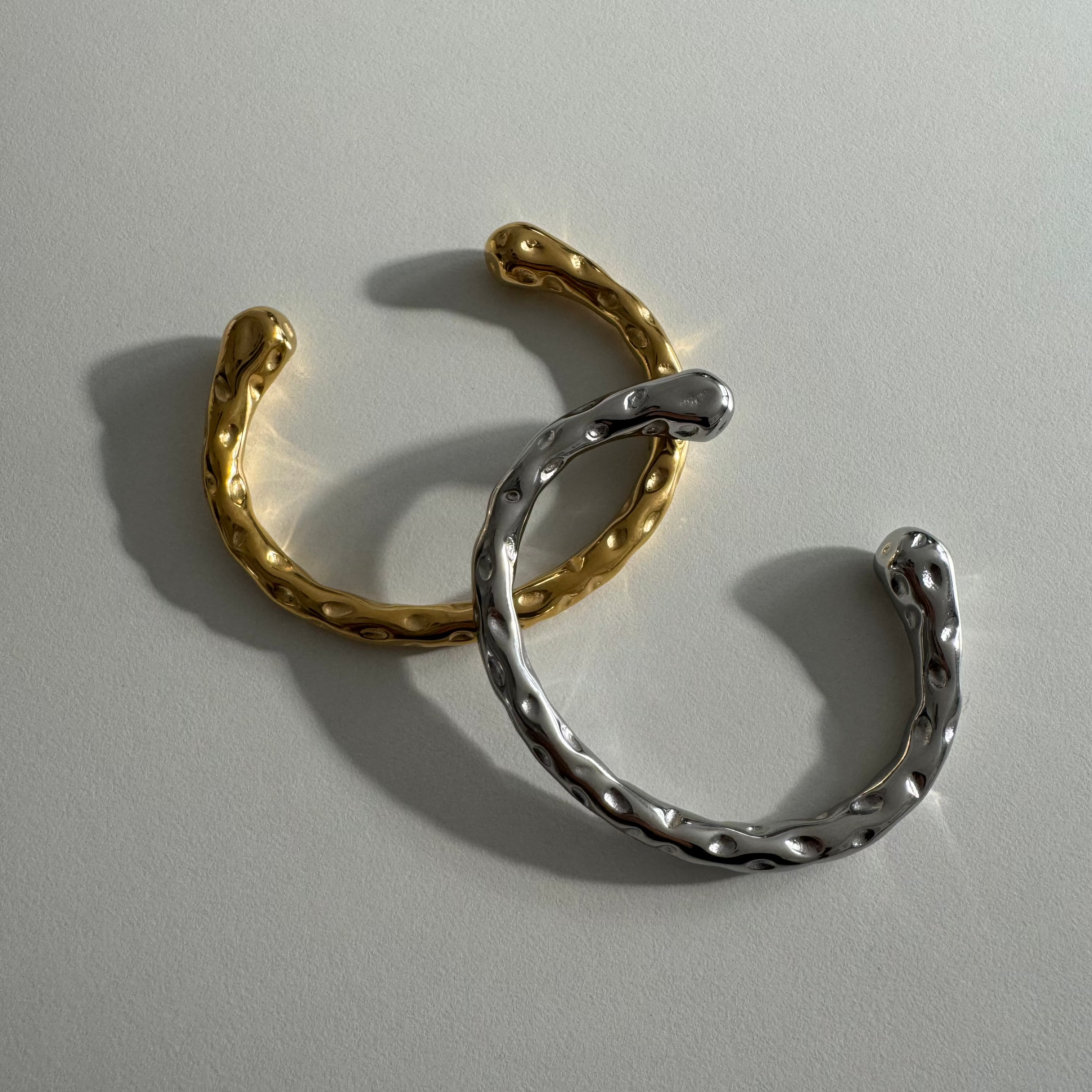 Elemental Armreif Silber getragen – modernes Armband für Damen