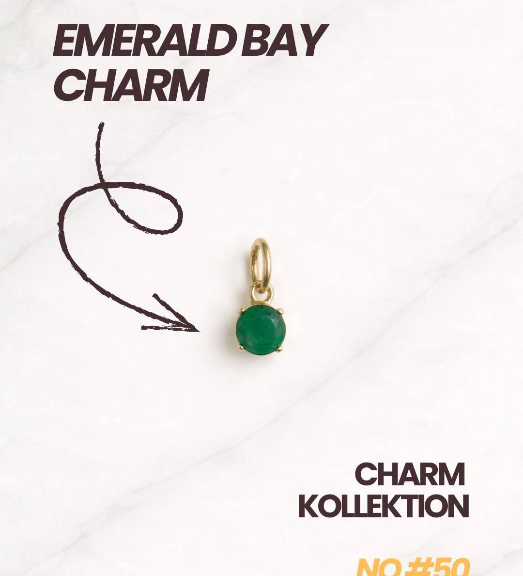 Filigraner Emerald Bay Charm mit goldener Fassung und grünem Stein.