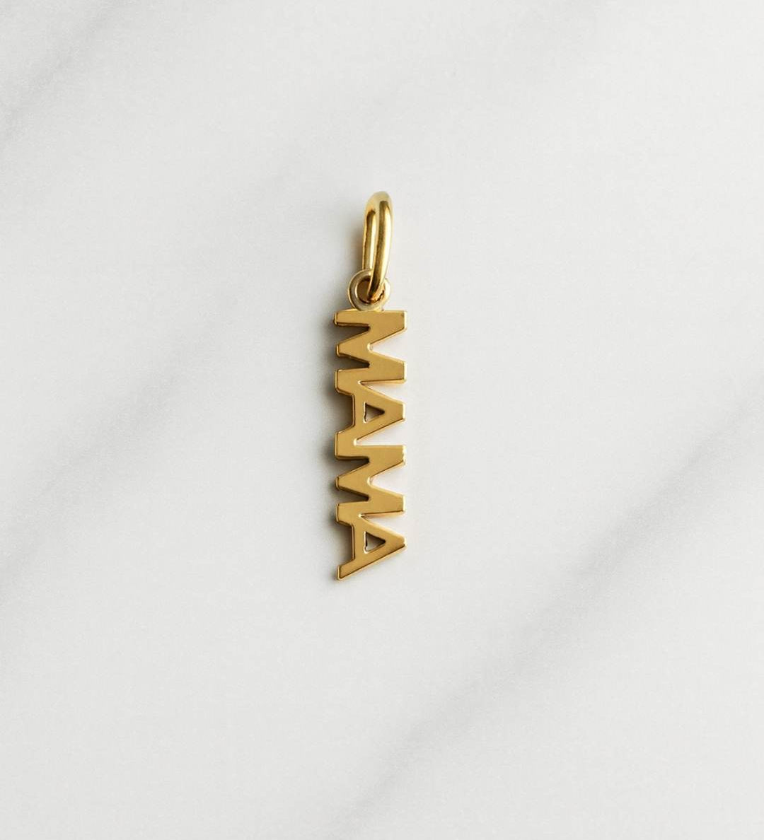 Vergoldeter MAMA Charm der Florenz Kollektion als eleganter Schriftanhänger auf hellem Hintergrund