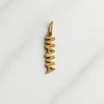 Vergoldeter MAMA Charm der Florenz Kollektion als eleganter Schriftanhänger auf hellem Hintergrund