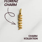 Detailaufnahme des goldenen MAMA Anhängers der Florenz Charm Kollektion auf weißem Hintergrund