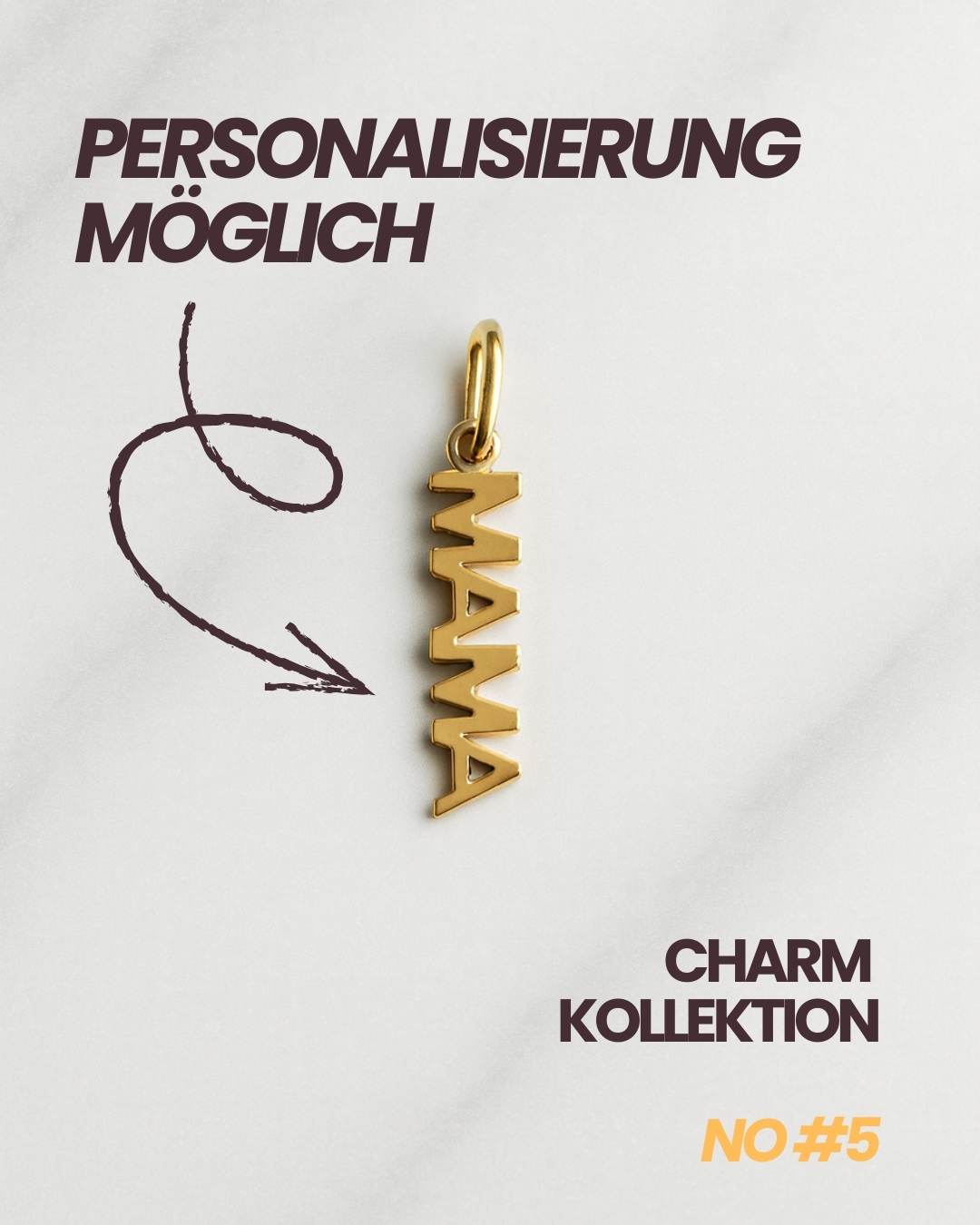 Detailaufnahme des goldenen MAMA Anhängers der Florenz Charm Kollektion auf weißem Hintergrund