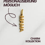 Detailaufnahme des goldenen MAMA Anhängers der Florenz Charm Kollektion auf weißem Hintergrund