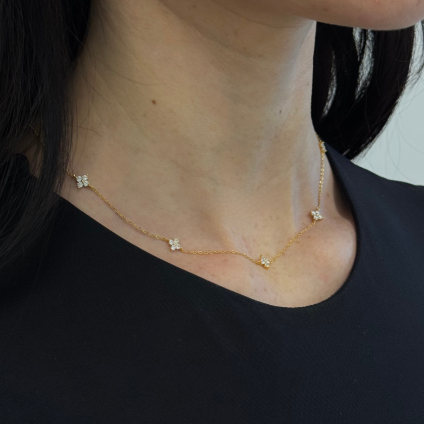Flower Halskette Gold getragen – stilvolle Halskette für Damen, perfekt als Geschenk