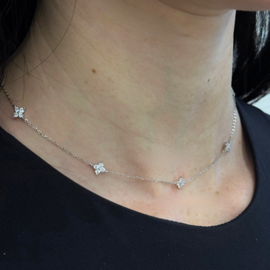 Flower Halskette Silber getragen – moderner Schmuck für Damen, perfekt als Geschenk