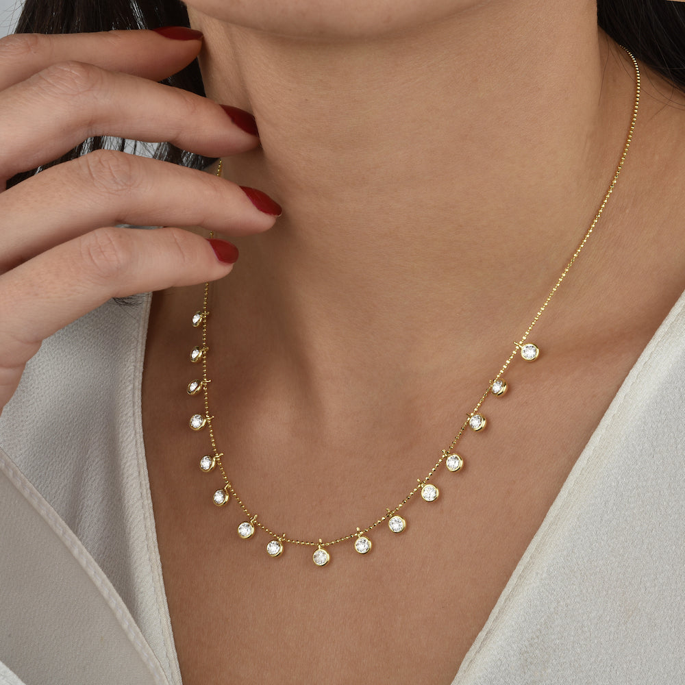 Funkelnde Zirkonia Halskette Gold getragen am Hals, eleganter Look mit feiner Kette.