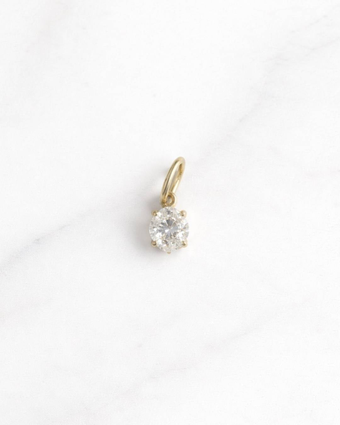 Goldener Geneva Charm Anhänger mit funkelndem Zirkonia – edler Damenschmuck für Armband oder Kette.