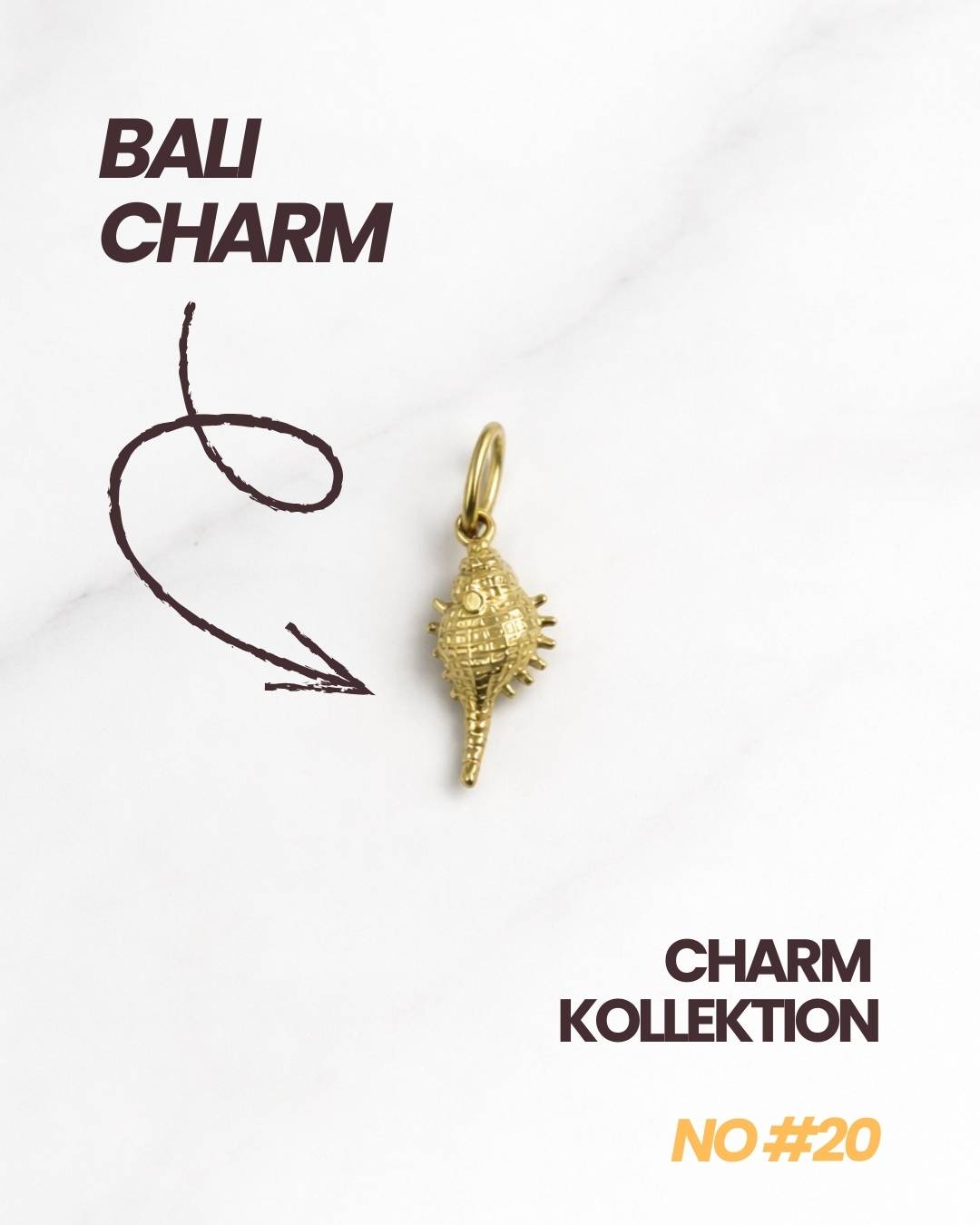 Bali Charm Gold als Produktmotiv mit Schriftzug „Bali Charm“, eleganter muschelartiger Anhänger mittig platziert.