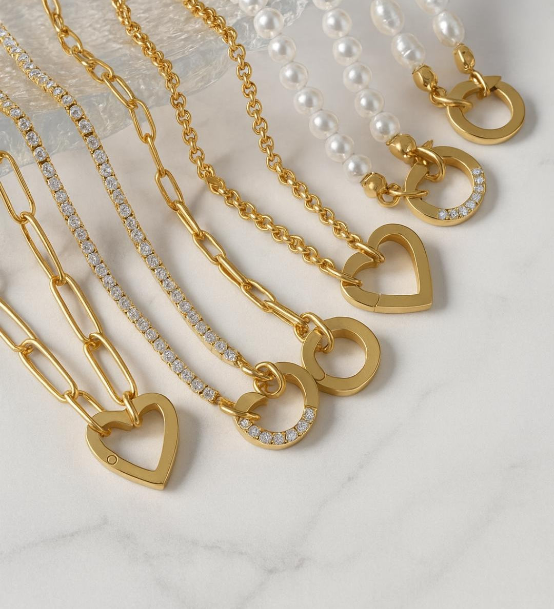 Detailaufnahme Gold Charm Halsketten und Anhänger Mix & Match