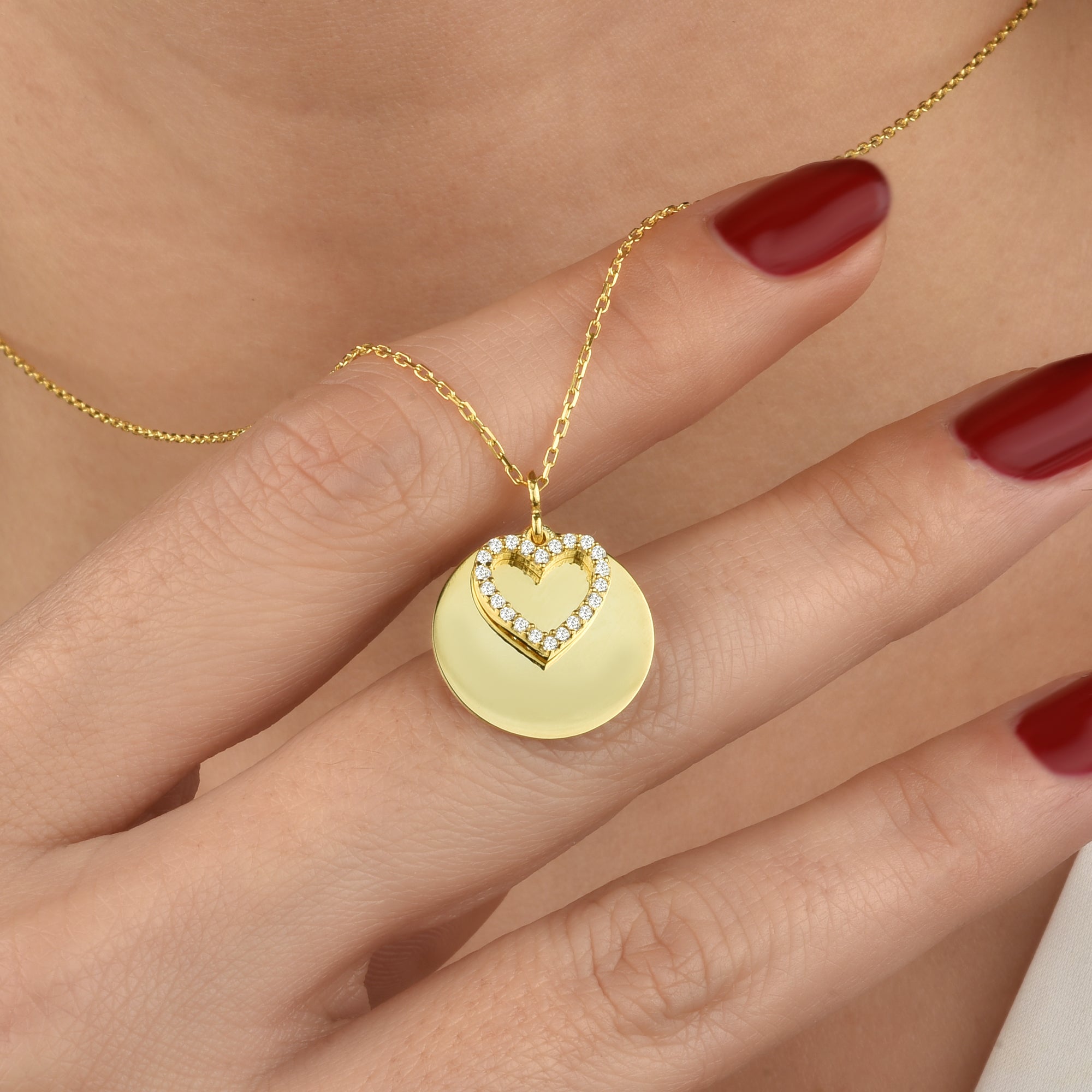 Halskette Herz & Kreisanhänger Gold am Hals getragen, Zirkonia funkelt im Close-up.