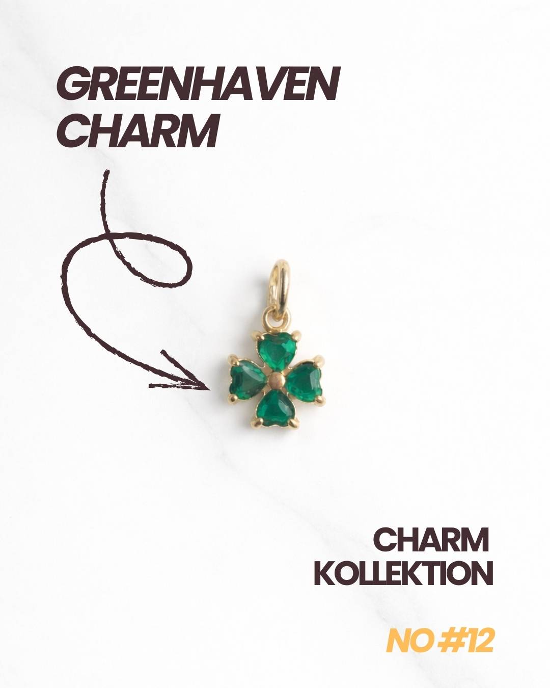 Greenhaven Charm Kollektion No.12 – Grafik mit Pfeil, zeigt den grünen Kleeblatt-Charm in Gold.