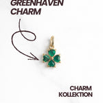 Greenhaven Charm Kollektion No.12 – Grafik mit Pfeil, zeigt den grünen Kleeblatt-Charm in Gold.