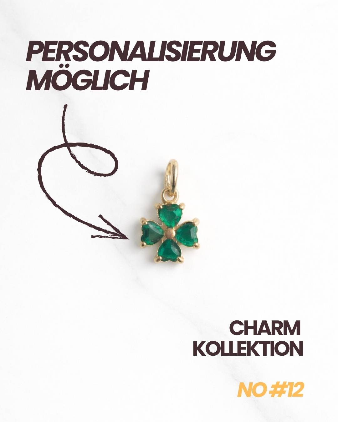 Personalisierung möglich – Greenhaven Charm No.12, grüner Kleeblatt-Charm in Gold mit Hinweistext.