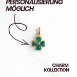 Personalisierung möglich – Greenhaven Charm No.12, grüner Kleeblatt-Charm in Gold mit Hinweistext.